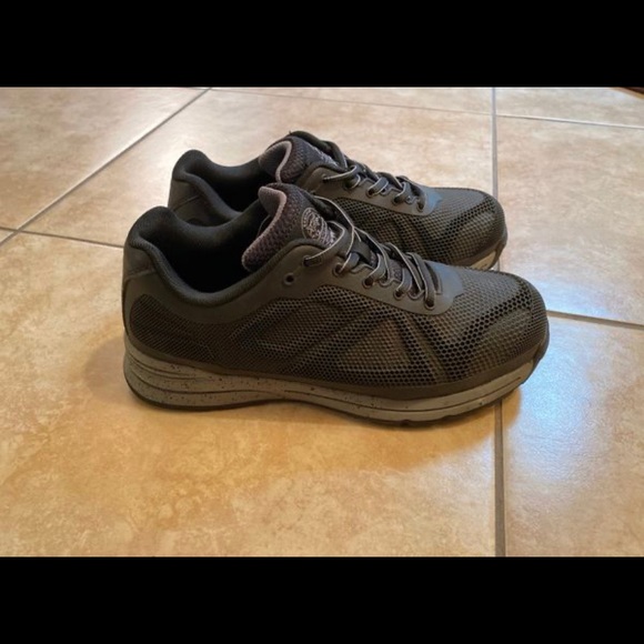 Steel toe shoes - Picture 1 of 6